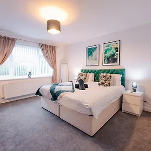 7 Beds - Spacious - Free Parking Apartment