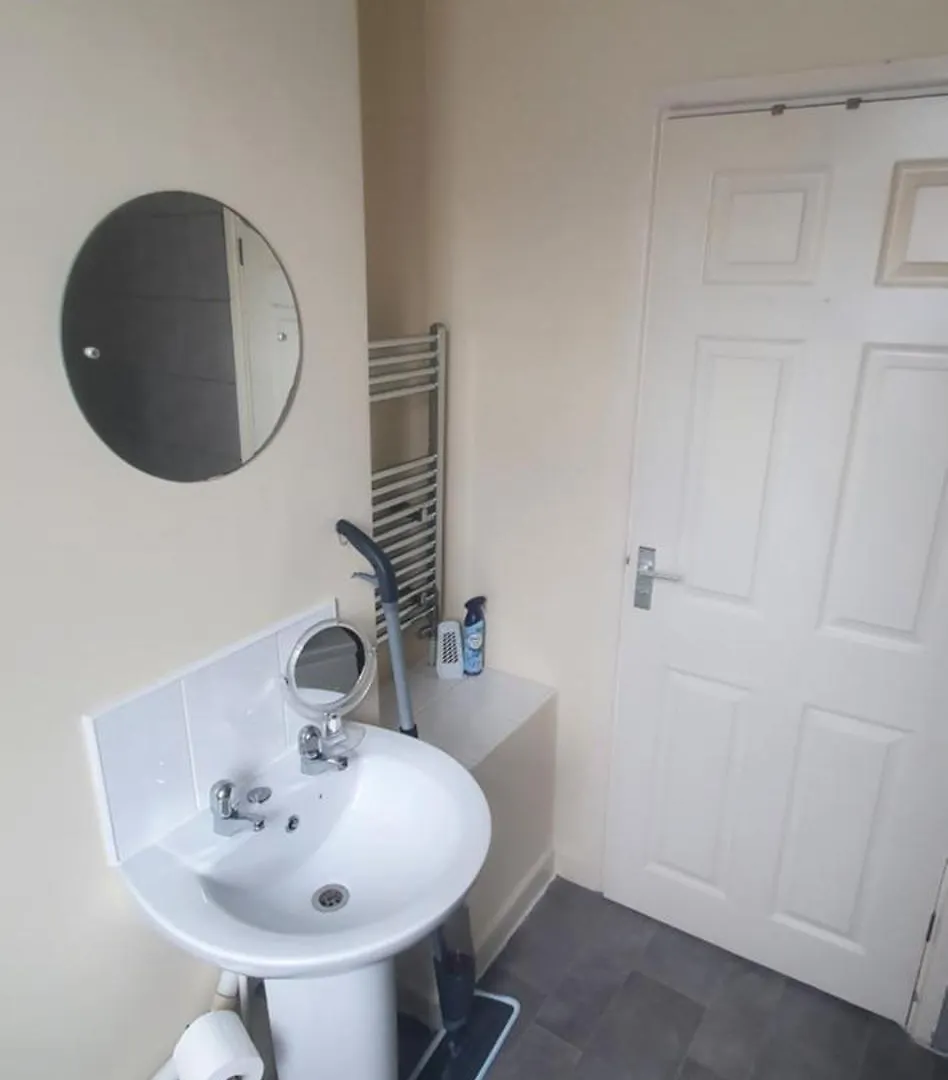 The Opal Suite - 2 Bedroom Apartment With Wifi And On-Street Parking - 10 Mins From Cardiff City Centre & Cardiff City Stadium 0*,  United Kingdom