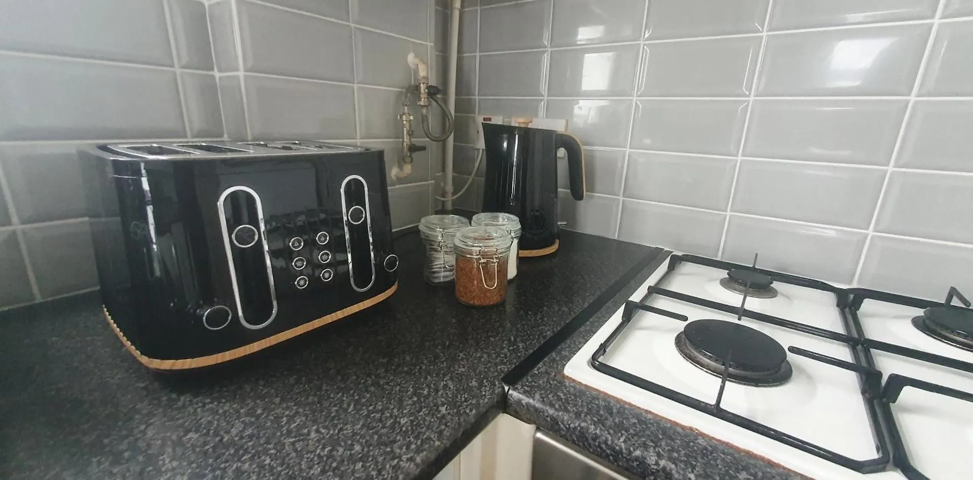 The Opal Suite - 2 Bedroom Apartment With Wifi And On-Street Parking - 10 Mins From Cardiff City Centre & Cardiff City Stadium