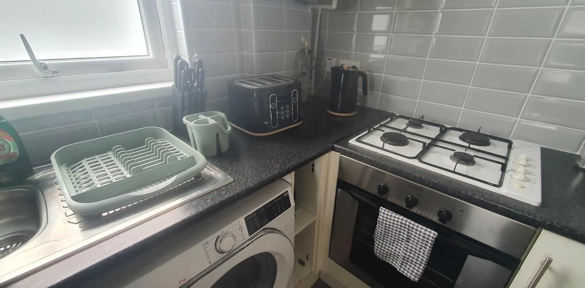 The Opal Suite - 2 Bedroom Apartment With Wifi And On-Street Parking - 10 Mins From Cardiff City Centre & Cardiff City Stadium 0*,