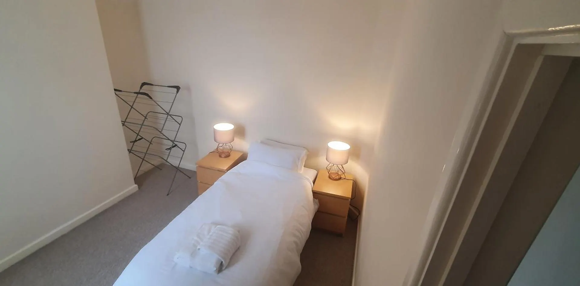The Opal Suite - 2 Bedroom Apartment With Wifi And On-Street Parking - 10 Mins From Cardiff City Centre & Cardiff City Stadium 0*,  영국