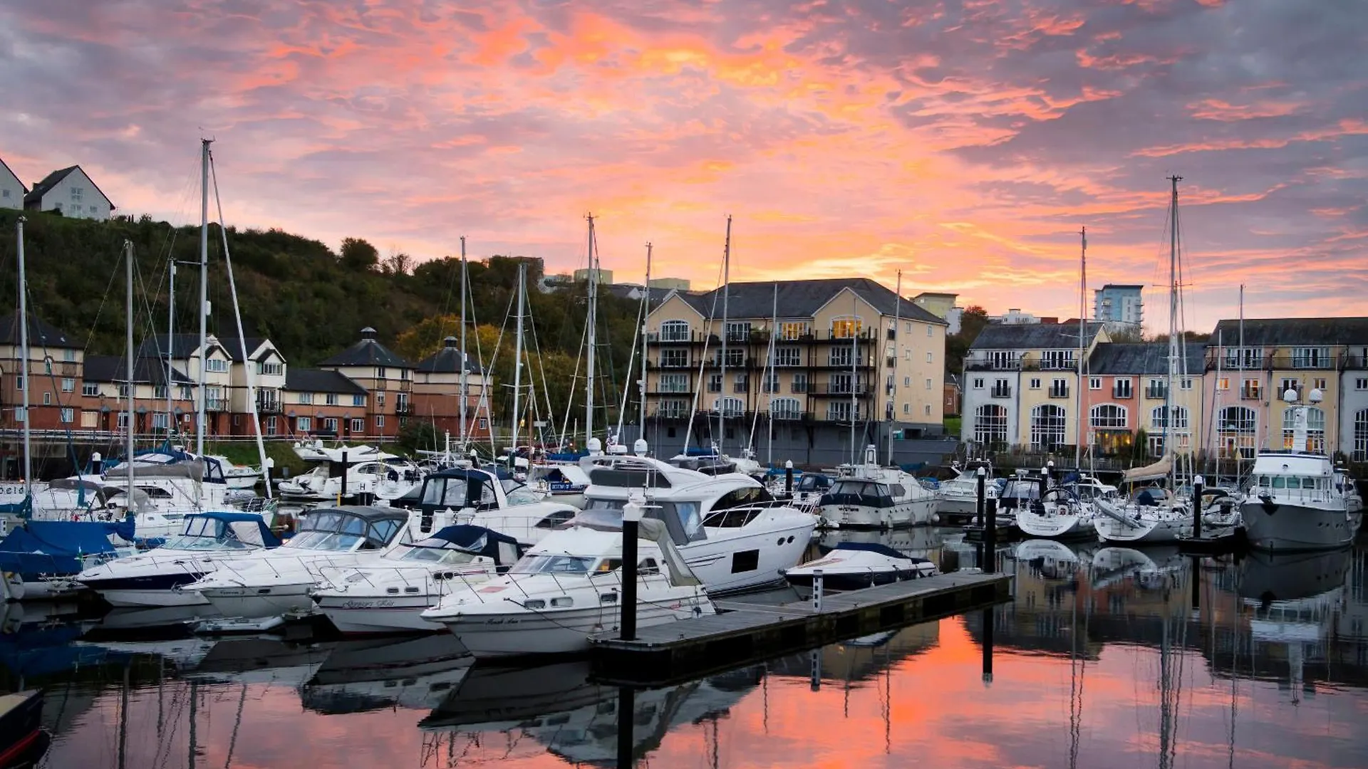 The Opal Suite - 2 Bedroom Apartment With Wifi And On-Street Parking - 10 Mins From Cardiff City Centre & Cardiff City Stadium